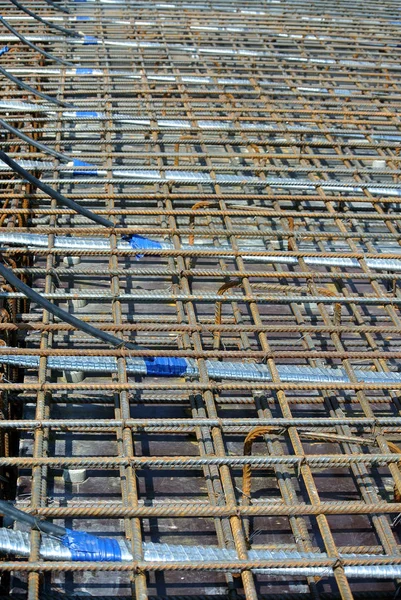 Barras de acero deformado laminado en caliente o barras de refuerzo de acero en el sitio de construcción . — Foto de Stock