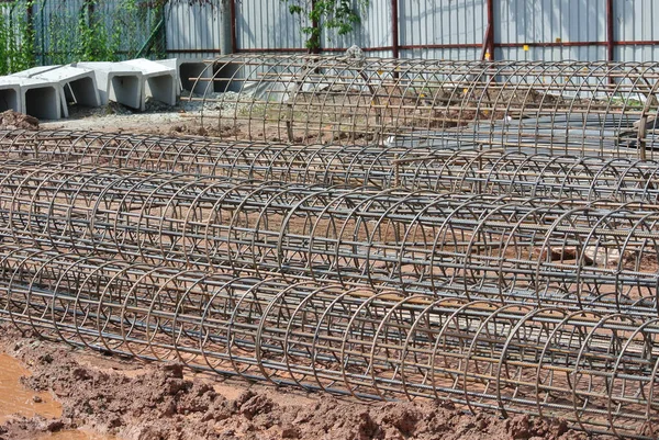 Barras de acero deformado laminado en caliente o barras de refuerzo de acero en el sitio de construcción . — Foto de Stock