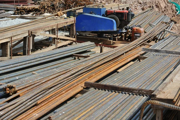 Hot rolled deformed steel bars or steel reinforcement bar at construction site. — Stock Photo, Image