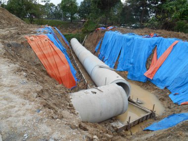 Prekast beton yuvarlak menfez drenaj yapım aşamasında inşaat sahasında.