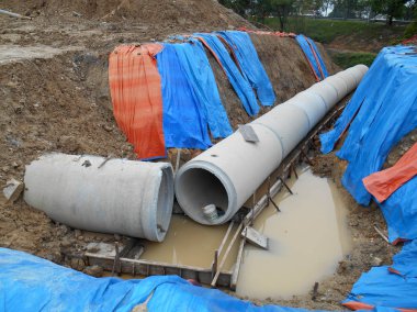 Prekast beton yuvarlak menfez drenaj yapım aşamasında inşaat sahasında.