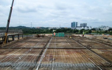 Levha çelik takviye çubuğu ahşap formu iş üstünde koydu