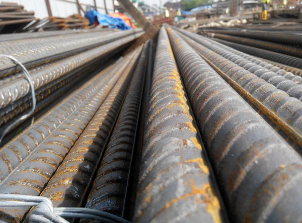 Barre d'acciaio deformate laminate a caldo o barre di rinforzo d'acciaio al cantiere . — Foto Stock