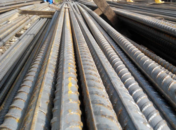 Hot rolled deformed steel bars or steel reinforcement bar at construction site. — Stock Photo, Image