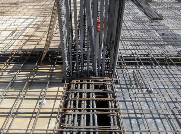 Hot rolled deformed steel bars or steel reinforcement bar at construction site. — Stock Photo, Image