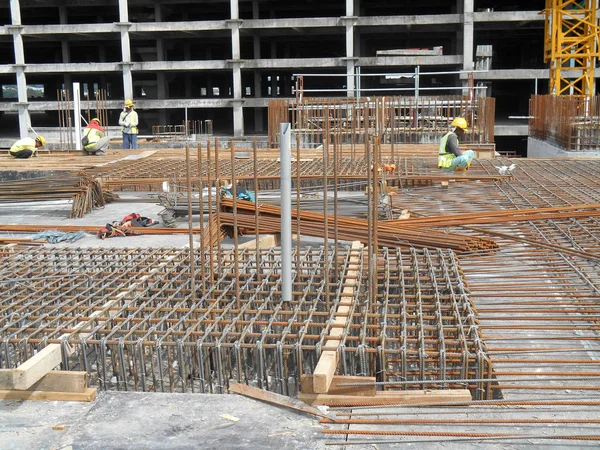 Slab steel reinforcement bar laid on top of timber form work — Stock Photo, Image