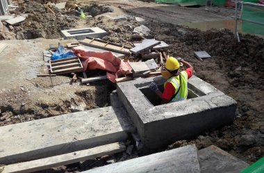 İnşaat İşçileri yeraltı prekast beton kutu menfez drenaj yüklemek