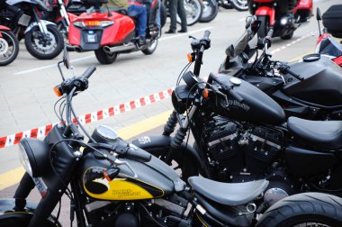 Çeşitli model Harley Davidson kolay binici motosiklet açık alanda otopark.