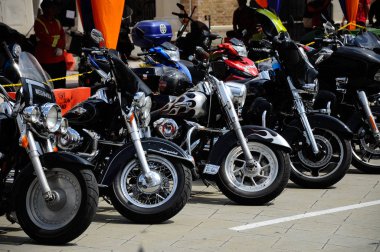Çeşitli model Harley Davidson kolay binici motosiklet açık alanda otopark.