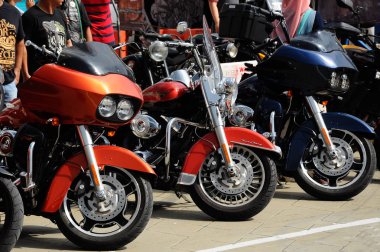 Çeşitli model Harley Davidson kolay binici motosiklet açık alanda otopark.