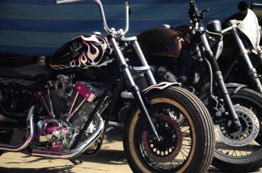 Çeşitli model Harley Davidson kolay binici motosiklet açık alanda otopark.