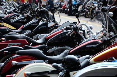 Çeşitli model Harley Davidson kolay binici motosiklet açık alanda otopark.