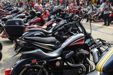 Çeşitli model Harley Davidson kolay binici motosiklet açık alanda otopark.