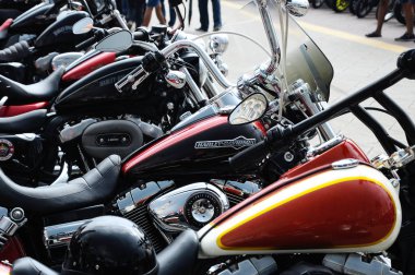 Çeşitli model Harley Davidson kolay binici motosiklet açık alanda otopark.