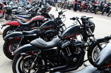 Çeşitli model Harley Davidson kolay binici motosiklet açık alanda otopark.