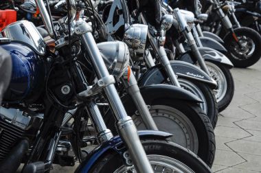 Çeşitli model Harley Davidson kolay binici motosiklet açık alanda otopark.