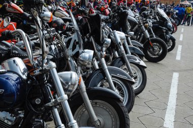 Çeşitli model Harley Davidson kolay binici motosiklet açık alanda otopark.