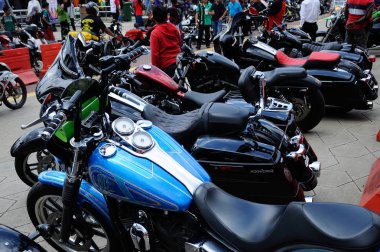Çeşitli model Harley Davidson kolay binici motosiklet açık alanda otopark.