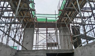 İnşaat sahasında geçici yapı olarak kullanılan iskele. 