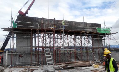  İnşaat sahasında geçici yapı olarak kullanılan iskele.