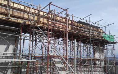 İnşaat sahasında geçici yapı olarak kullanılan iskele. 