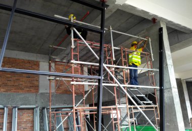 İnşaat sahasında geçici yapı olarak kullanılan iskele. 