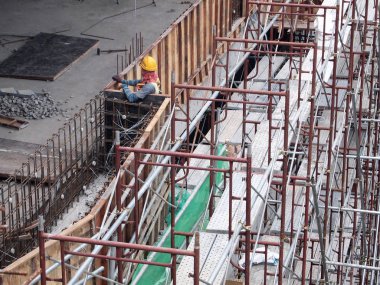 İnşaat sahasında geçici yapı olarak kullanılan iskele. 