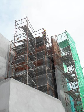  İnşaat sahasında geçici yapı olarak kullanılan iskele.