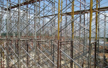 İnşaat sahasında geçici yapı olarak kullanılan iskele. 