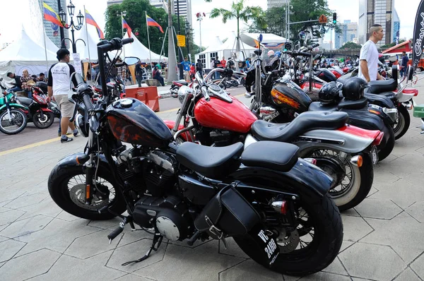 Różnych modelu Harley Davidson motocykl easy rider, parking na otwartej przestrzeni. — Zdjęcie stockowe