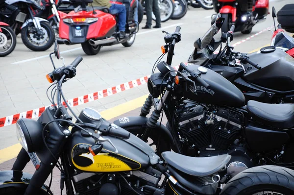 Vários modelo de motocicleta de Harley-Davidson cavaleiro fácil estacionamento em área aberta. — Fotografia de Stock