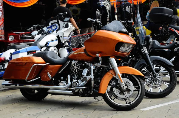 Çeşitli model Harley Davidson kolay binici motosiklet açık alanda otopark. — Stok fotoğraf