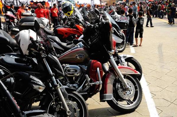 Różnych modelu Harley Davidson motocykl easy rider, parking na otwartej przestrzeni. — Zdjęcie stockowe