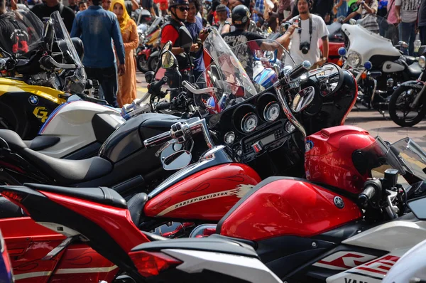 Vários modelo de motocicleta de Harley-Davidson cavaleiro fácil estacionamento em área aberta. — Fotografia de Stock