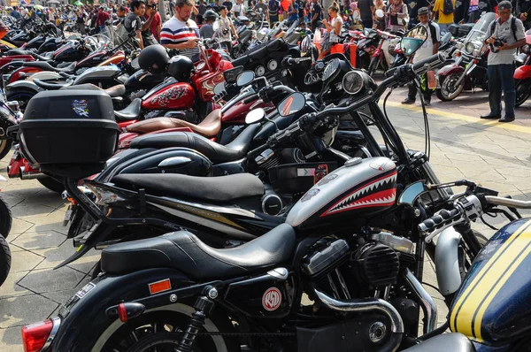 Çeşitli model Harley Davidson kolay binici motosiklet açık alanda otopark. — Stok fotoğraf