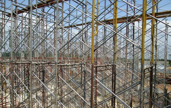 Gerüst als provisorisches Bauwerk auf der Baustelle. — Stockfoto