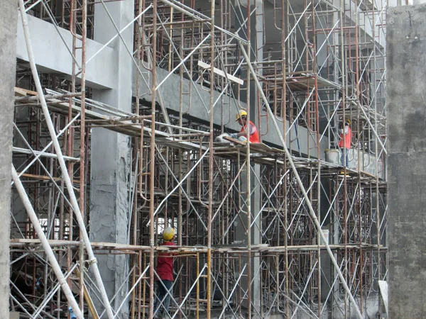 Gerüst als provisorisches Bauwerk auf der Baustelle. — Stockfoto