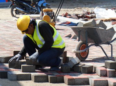 Yükleme ve düzenleme inşaat işçileri prekast beton döşeme taş