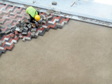Yükleme ve düzenleme inşaat işçileri prekast beton döşeme taş