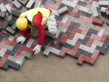 Yükleme ve düzenleme inşaat işçileri prekast beton döşeme taş