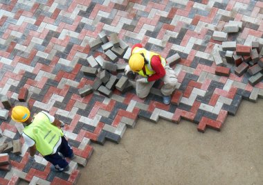 Yükleme ve düzenleme inşaat işçileri prekast beton döşeme taş