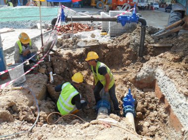 İnşaat İşçileri yeraltı yardımcı programı ve Hizmetleri boru yüklemek.