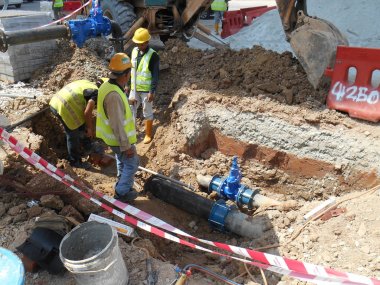 İnşaat İşçileri yeraltı yardımcı programı ve Hizmetleri boru yüklemek.