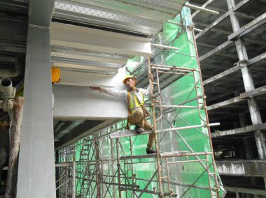 İnşaat İşçileri yükseklikte inşaat alanındaki çalışma. 