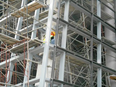 İnşaat İşçileri yükseklikte inşaat alanındaki çalışma. 