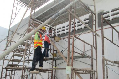 İnşaat İşçileri yükseklikte inşaat alanındaki çalışma. 