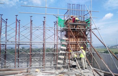 İnşaat İşçileri yükseklikte inşaat alanındaki çalışma. 