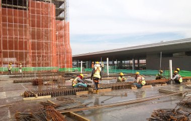 Ahşap formu iş ve inşaat işçileri tarafından kullanılan iskele 