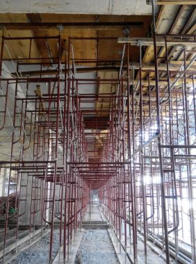 Ahşap formu iş ve inşaat işçileri inşaat sahasında tarafından kullanılan iskele