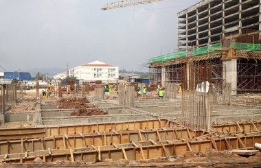 Ahşap formu iş ve inşaat işçileri inşaat sahasında tarafından kullanılan iskele